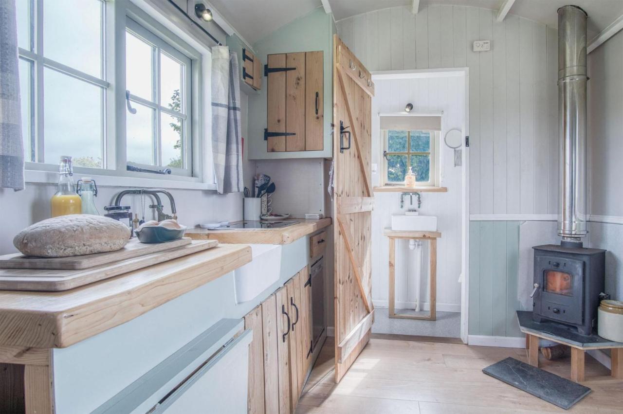 Haven View - 1 Bedroom Shepherds Hut - St Ishmaels Saint Ishmaels  Exterior photo