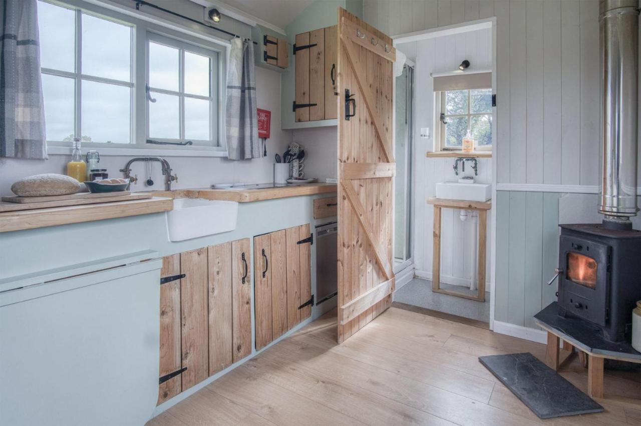 Haven View - 1 Bedroom Shepherds Hut - St Ishmaels Saint Ishmaels  Exterior photo