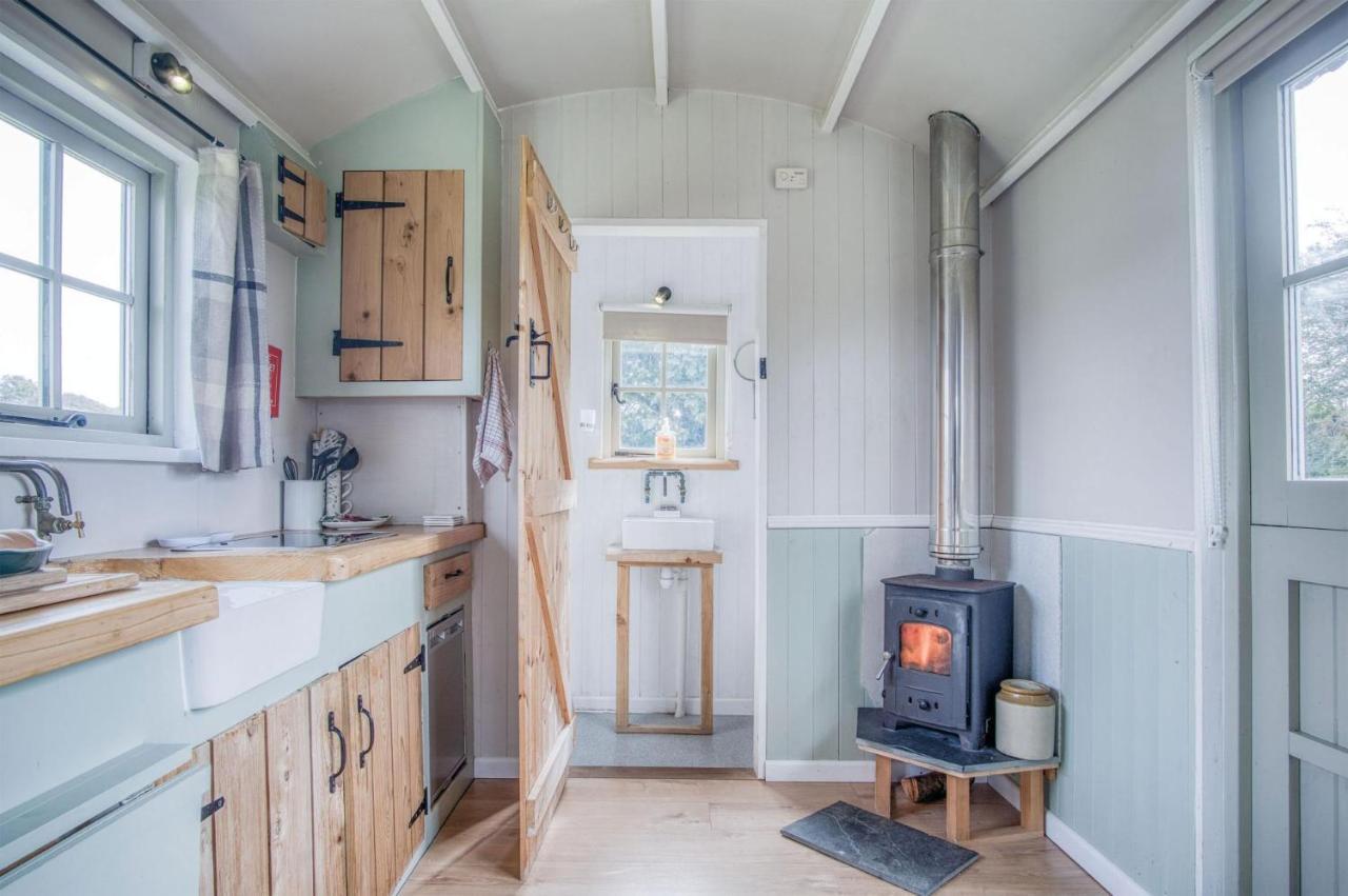 Haven View - 1 Bedroom Shepherds Hut - St Ishmaels Saint Ishmaels  Exterior photo