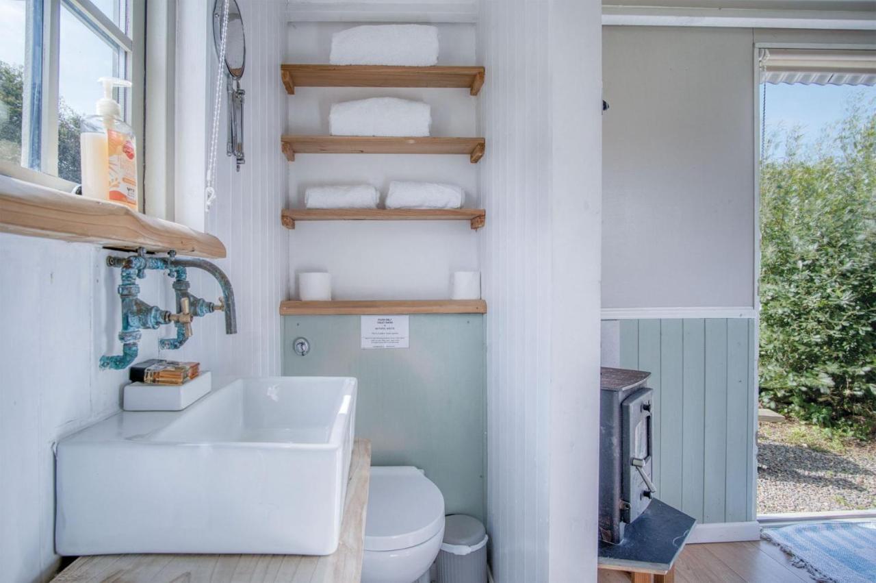 Haven View - 1 Bedroom Shepherds Hut - St Ishmaels Saint Ishmaels  Exterior photo