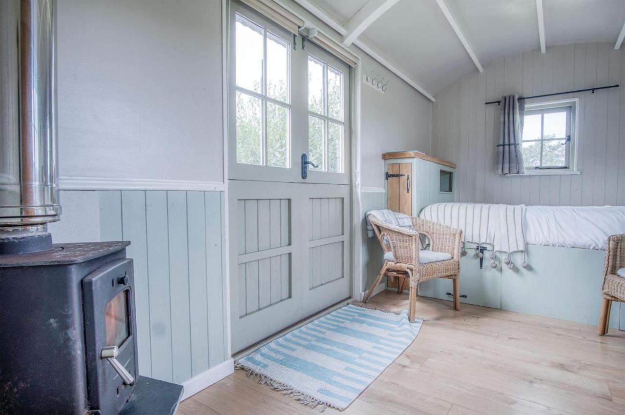 Haven View - 1 Bedroom Shepherds Hut - St Ishmaels Saint Ishmaels  Exterior photo