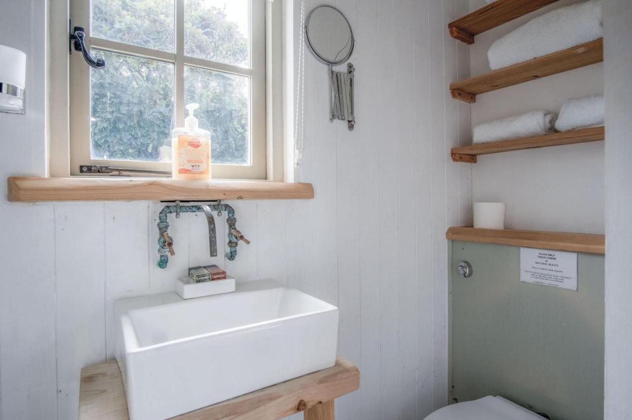 Haven View - 1 Bedroom Shepherds Hut - St Ishmaels Saint Ishmaels  Exterior photo